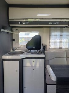 cozinha moderna equipada com pia e fogão de 3 bocas em motorhome CI 67 integral.